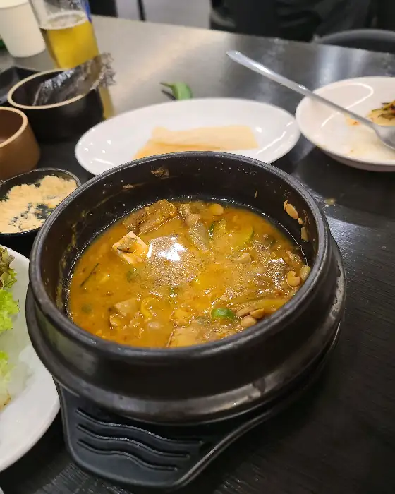 뚝배기에 담겨 나온 따뜻한 된장찌개