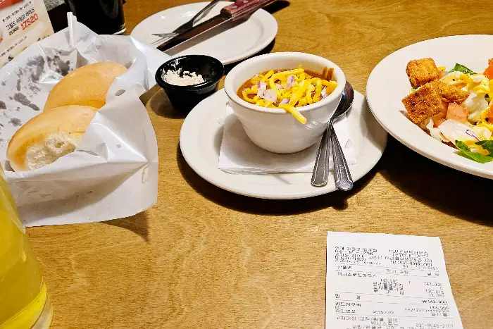 치즈와 칠리가 듬뿍 올라간 컵