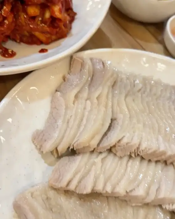 먹음직스럽게 썰어진 보쌈 고기