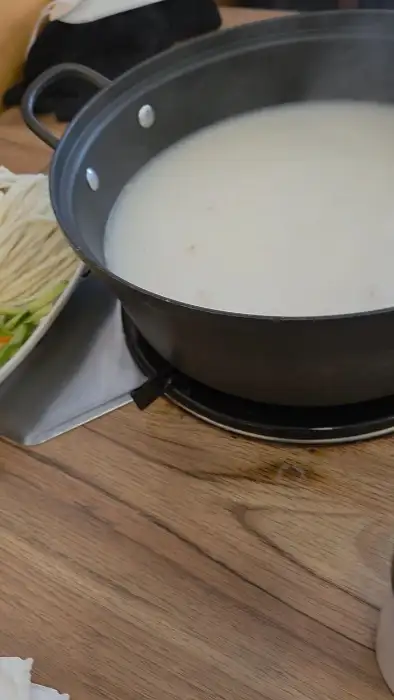 끓고 있는 사골 칼국수 국물