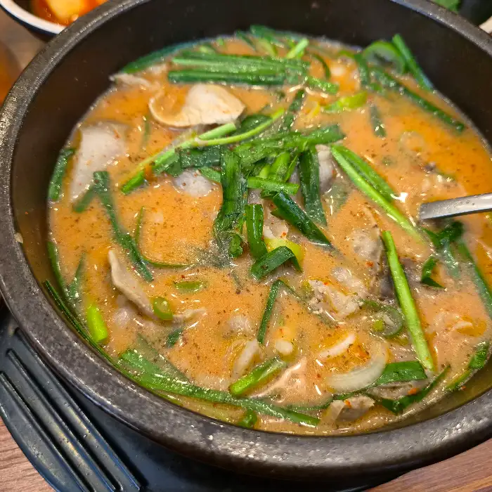 푸짐한 순대와 채소가 들어간 순대국밥