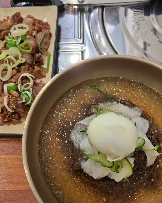 깔끔한 매장 내부