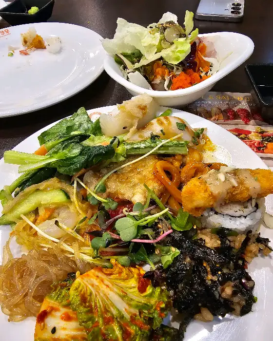 푸짐하게 담긴 다양한 요리