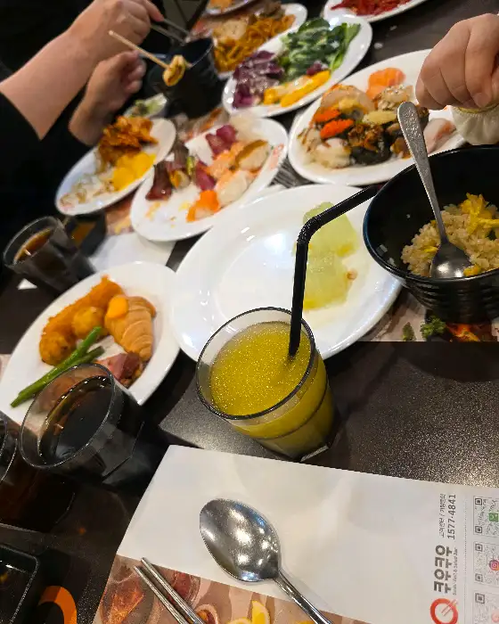테이블에 차려진 음식들