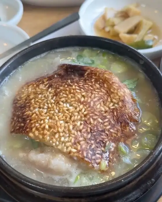 그릇 안에 담긴 누룽지 삼계탕 클로즈업 사진