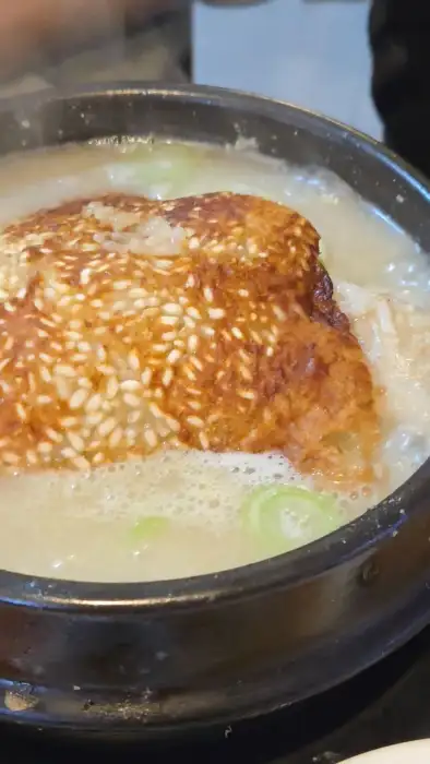 누룽지 삼계탕의 닭고기와 국물 사진