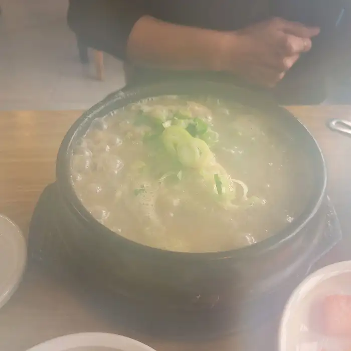 삼계탕 국물과 닭고기의 일부를 보여주는 사진