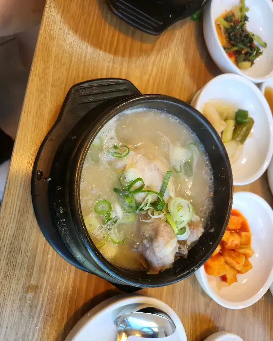 삼계탕과 함께 제공되는 다양한 반찬들의 모습