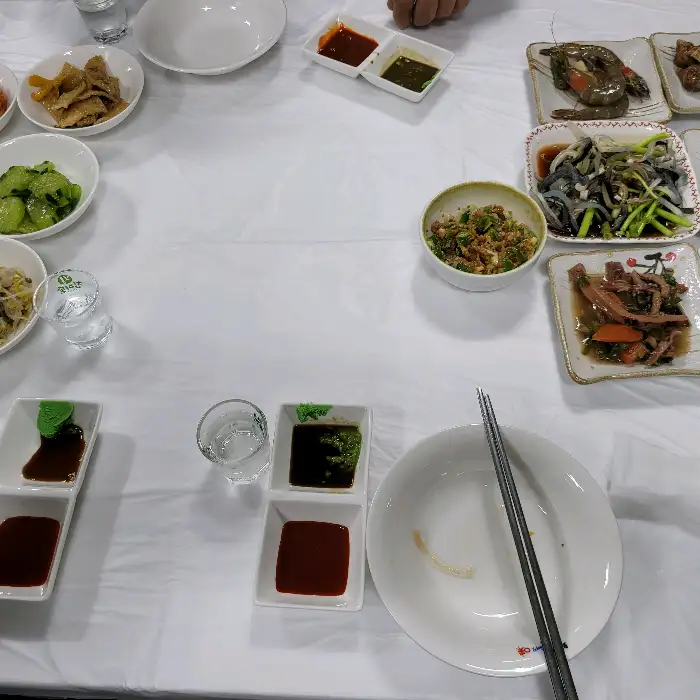 식당 내부 테이블 세팅