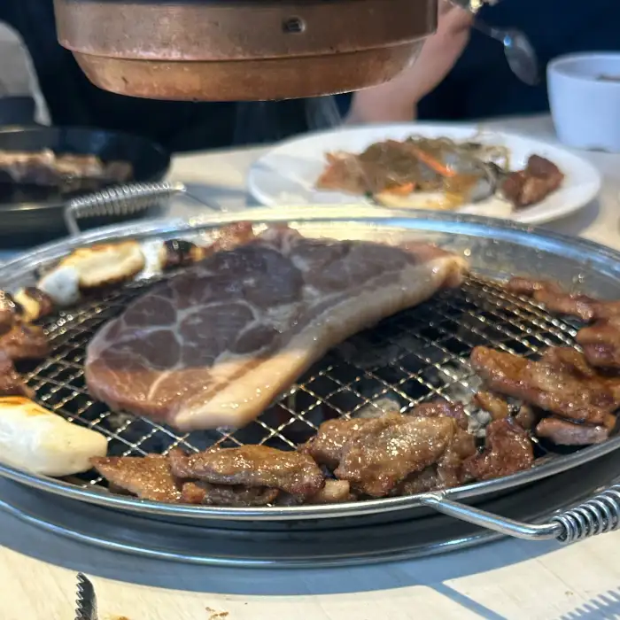 불판 위에서 익어가고 있는 다양한 종류의 고기.