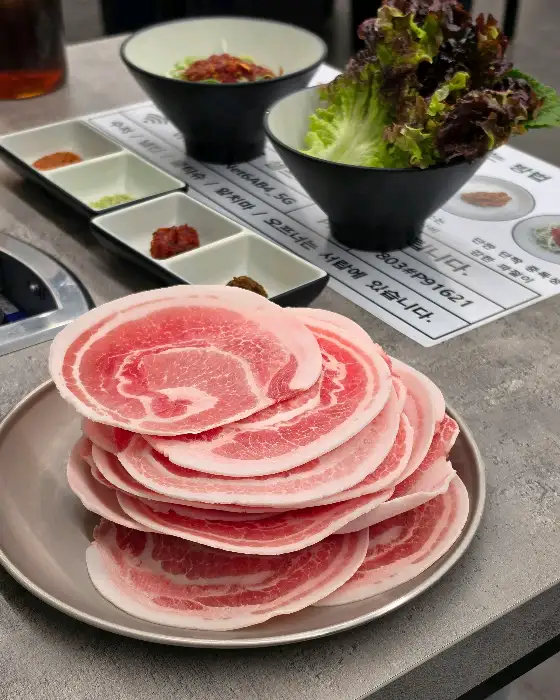 접시에 예쁘게 담겨 나온 신선한 생삼겹살의 모습.