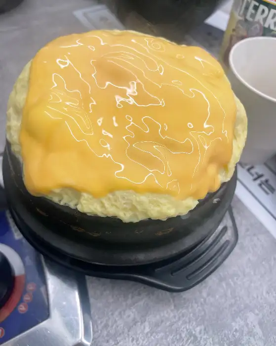 치즈가 녹아내린 먹음직스러운 계란찜.