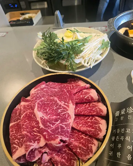신선한 와규와 채소 플레이트