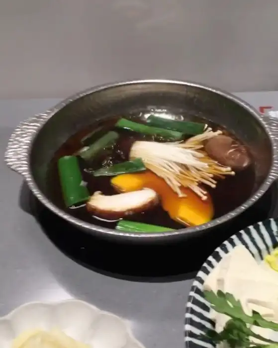 스키야키 냄비 안의 다양한 재료들