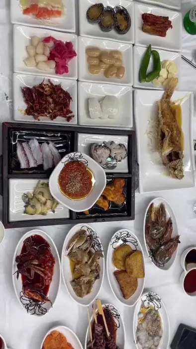 다양한 종류의 스끼다시가 접시에 담겨 나옵니다.