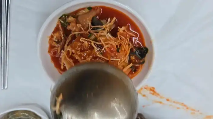 매운탕 국물 안에 건더기가 풍성하게 담겨 있습니다.