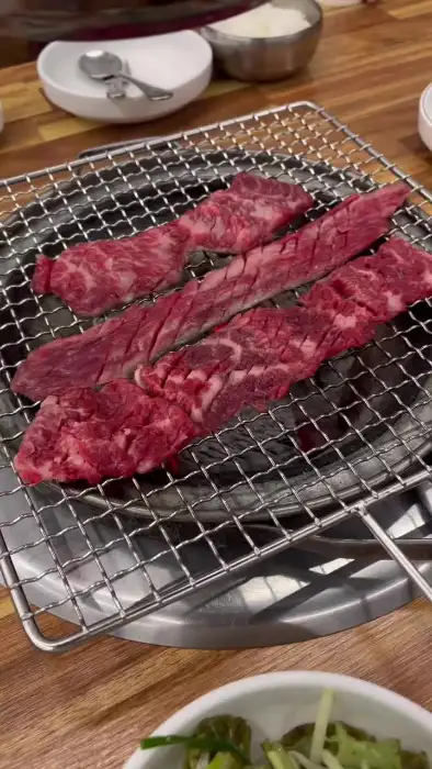 불판 위에서 지글지글 익어가는 생갈비