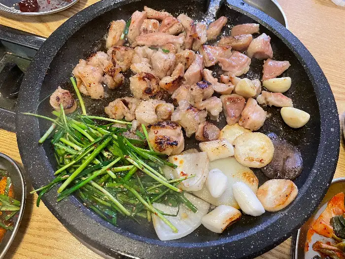다양한 재료가 올라간 불판