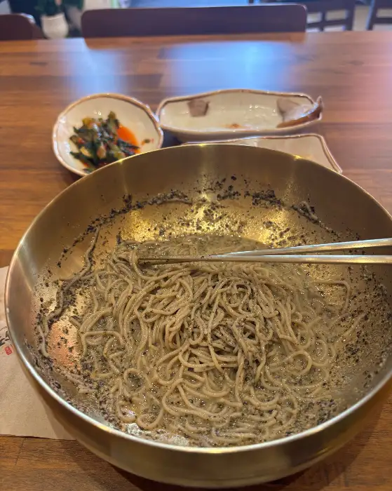들기름 막국수의 면발을 집어 올린 모습