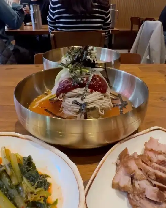 플레이팅이 돋보이는 막국수와 수육 한상차림