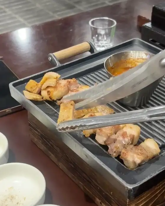 직원이 직접 구워주는 흑돼지