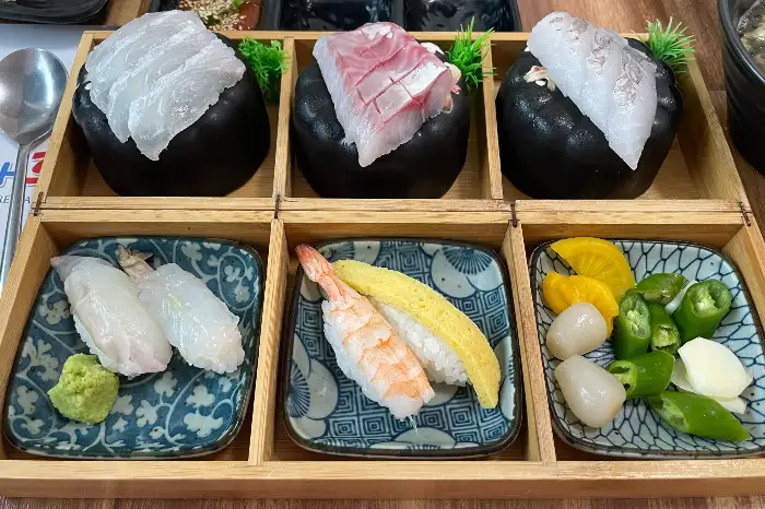 성주 물회 맛집의 모듬회와 곁들임 메뉴