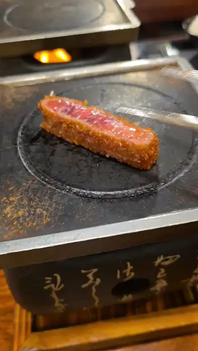 개인 화로에 올라간 규카츠 조각