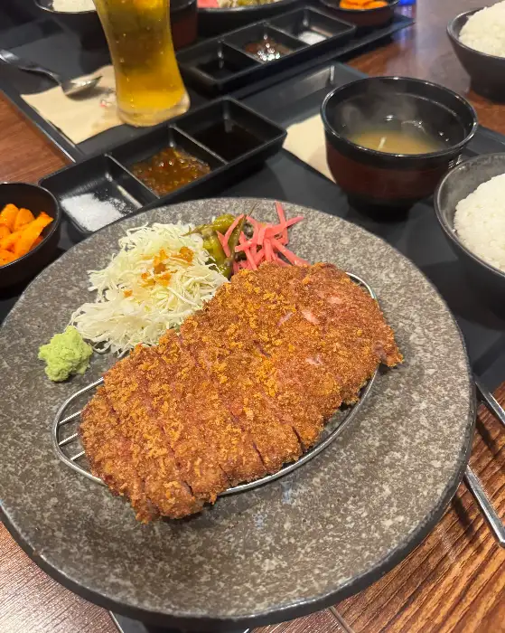 잘 익혀진 규카츠와 밥, 국물, 반찬이 정갈하게 담긴 한 상차림