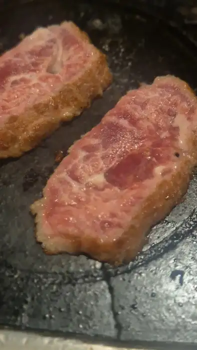 개인 화로 위에서 규카츠 조각들이 익어가는 모습