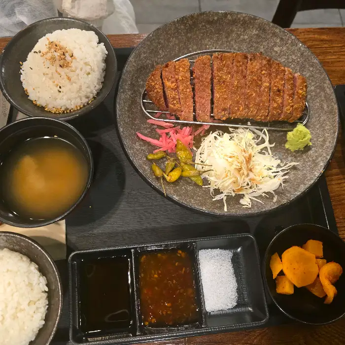 정갈하게 차려진 규카츠 정식 한 상