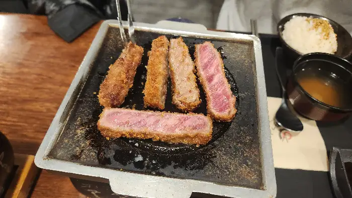 개인 화로에서 익혀지고 있는 규카츠 조각들