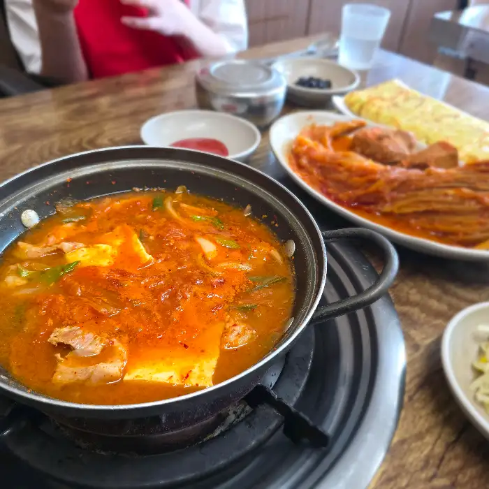 윤기 나는 밥과 김치찜