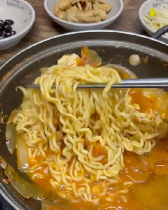 김치찜 속 면발