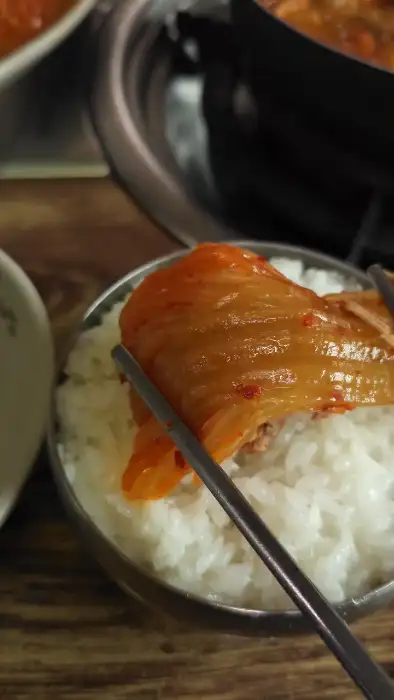 밥 위에 김치