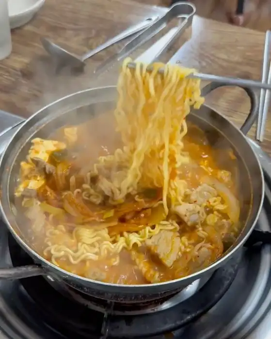 김치찌개 속 면발과 고기