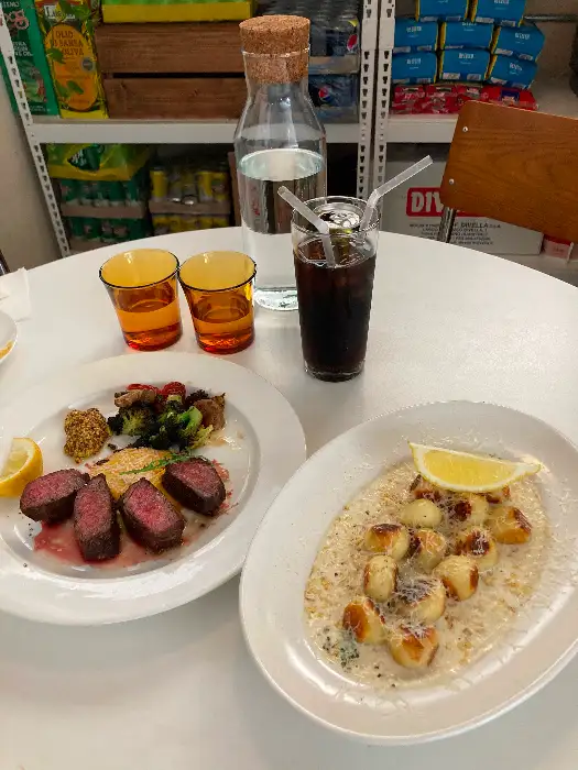 고기 요리, 빵, 음료가 담긴 테이블 세팅