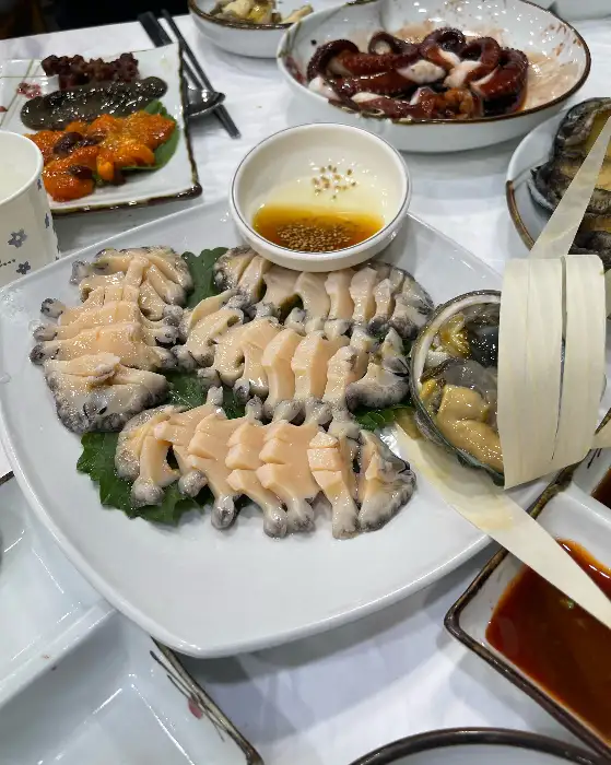 정갈하게 플레이팅된 전복 요리