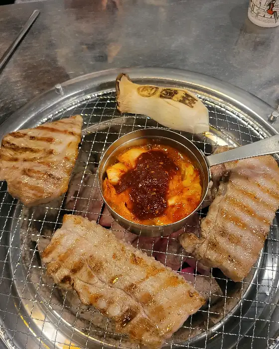 삼겹살과 곁들임 메뉴