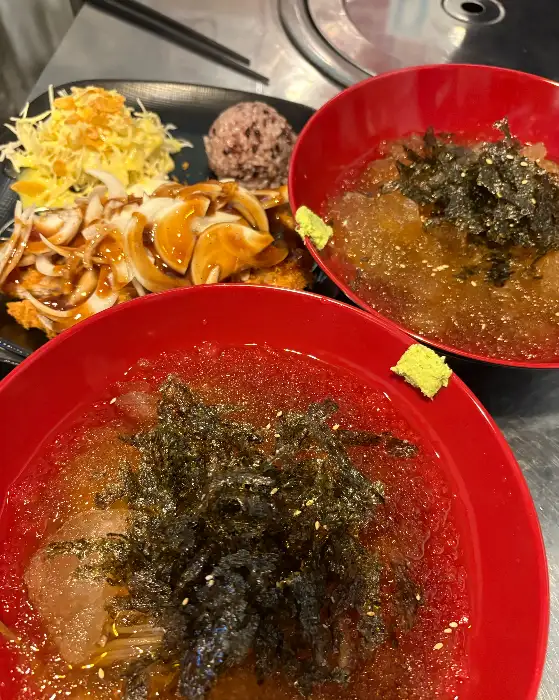 새콤한 비빔국수와 곁들임 음식
