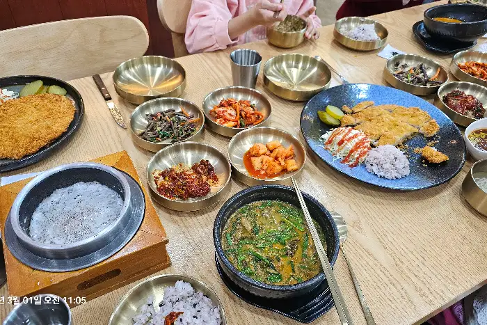 정갈하게 차려진 한상차림