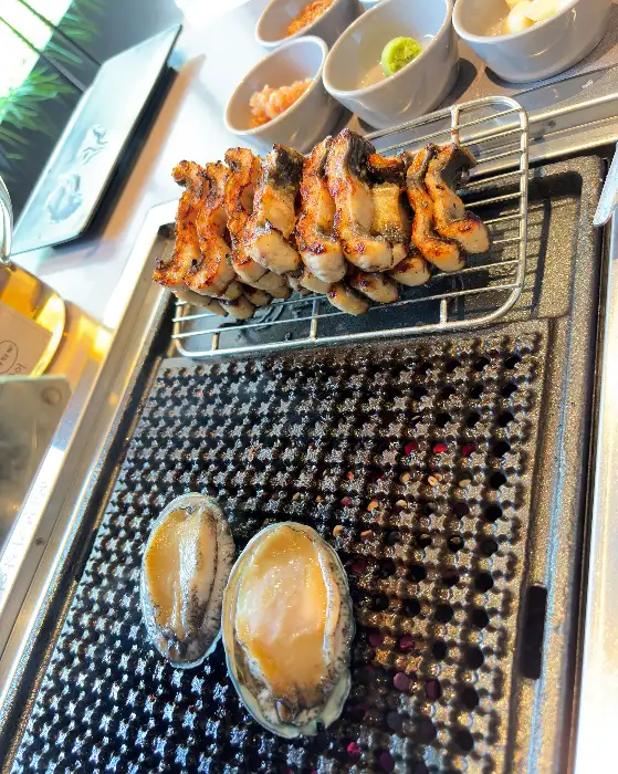 숯불 위에서 맛있게 익어가는 장어와 전복