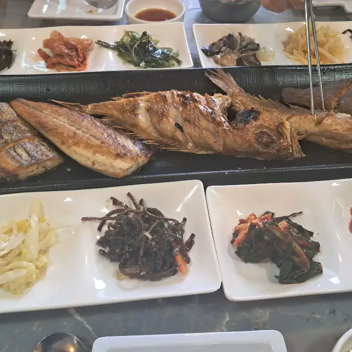 잘 구워진 생선구이 한 점