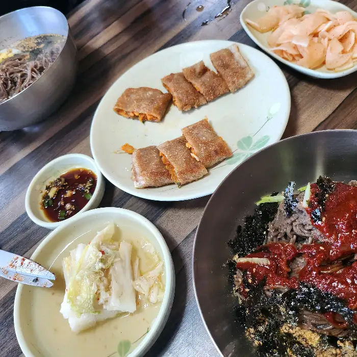 막국수와 편육, 감자전이 함께 차려진 한상차림