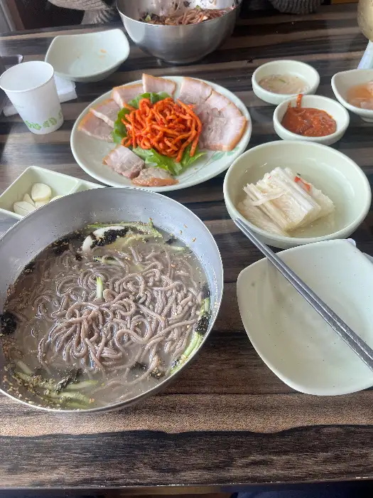 편육과 막국수가 함께 놓인 테이블 모습