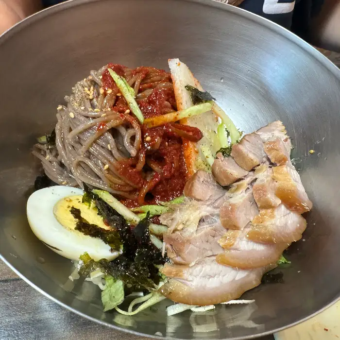 비빔막국수의 푸짐한 모습