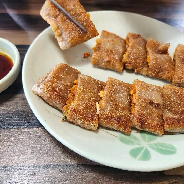 푸짐하게 차려진 전병과 막걸리