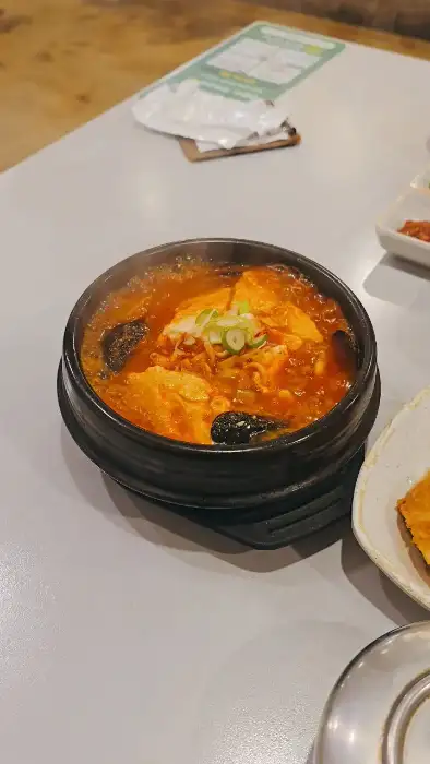 매장 내부 테이블과 순두부 찌개가 놓인 모습