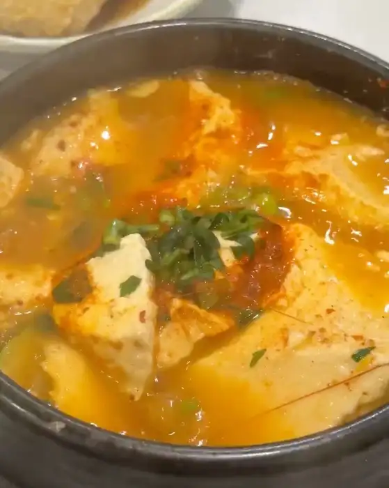 뜨거운 김이 피어오르는 대게장순두부 뚝배기