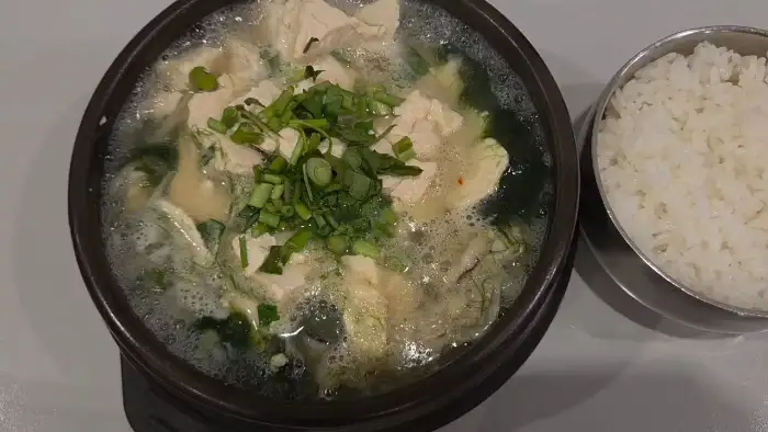 하얀 쌀밥과 곁들여 먹기 좋은 맑은 순두부 찌개