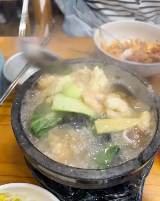 푸짐하게 차려진 밑반찬